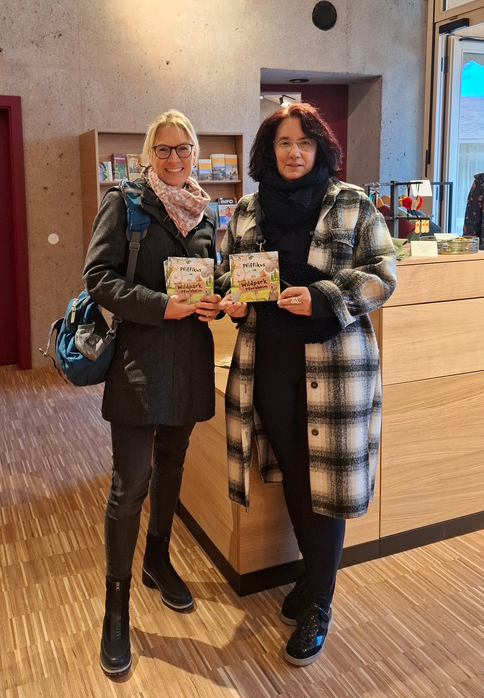 Frau Reitze-Lotz von der WSP und ich mit PFiffikus Buch 
