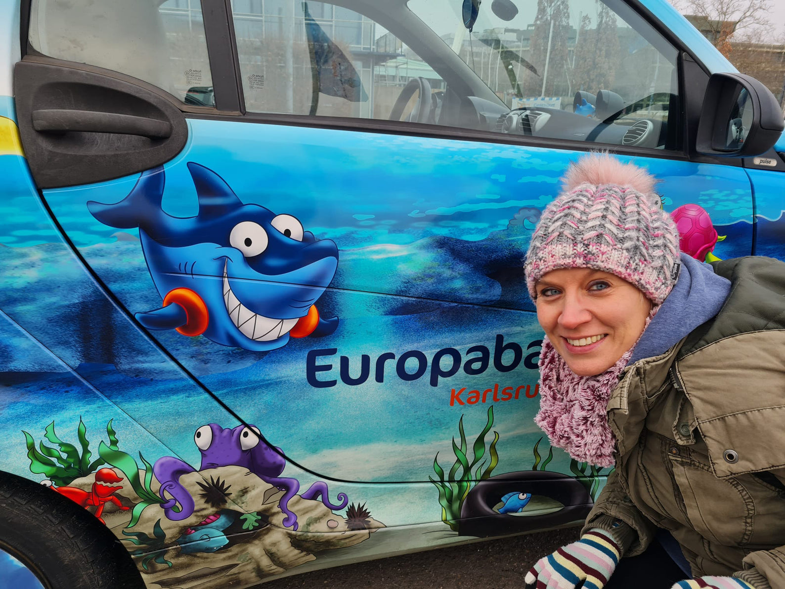 Ich und KAI der Hai auf einem Europabad Auto 
